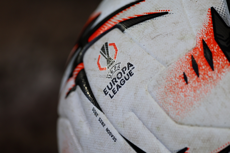 Midtjylland - Sturm Graz
UEFA Europa League Gruppenphase 1. Spieltag, FC Midtjylland - SK Sturm Graz, Arena Herning, 24.09.2025. 

Foto zeigt den Matchball
