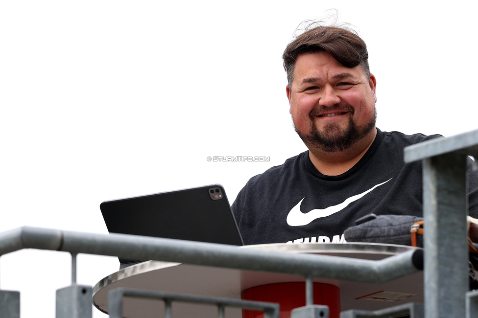 Sturm Damen - Neulengbach
OEFB Frauen Bundesliga, 7. Runde, SK Sturm Graz Damen - USV Neulengbach, Trainingszentrum Messendorf, 27.09.2025. 

Foto zeigt den Stadionsprecher
