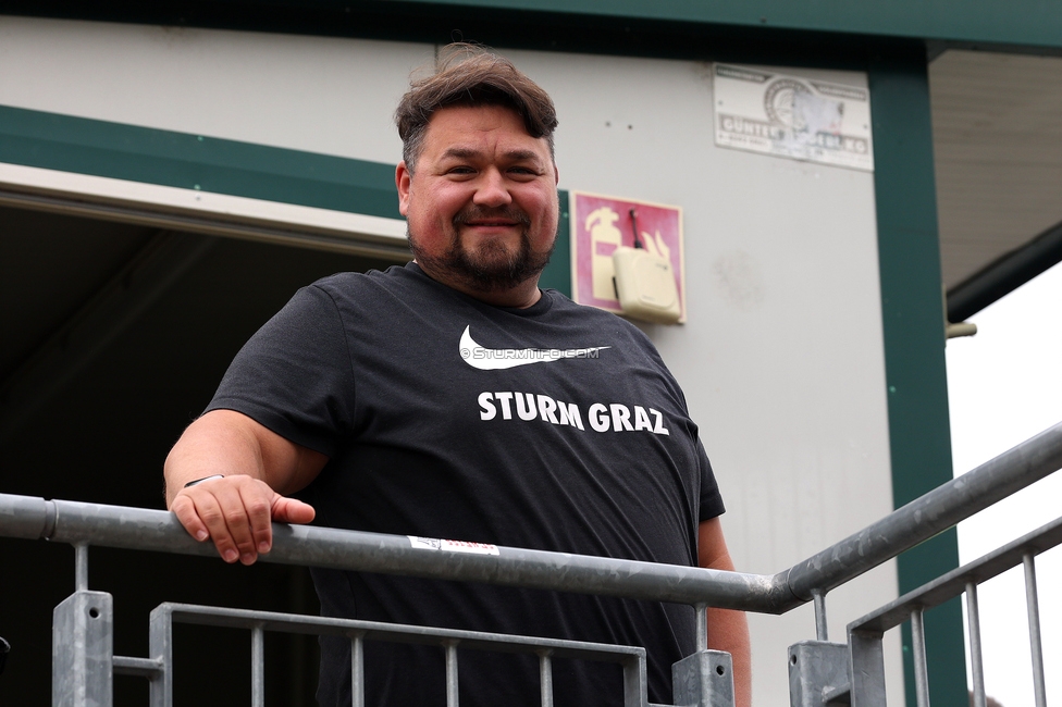 Sturm Damen - Neulengbach
OEFB Frauen Bundesliga, 7. Runde, SK Sturm Graz Damen - USV Neulengbach, Trainingszentrum Messendorf, 27.09.2025. 

Foto zeigt den Stadionsprecher
