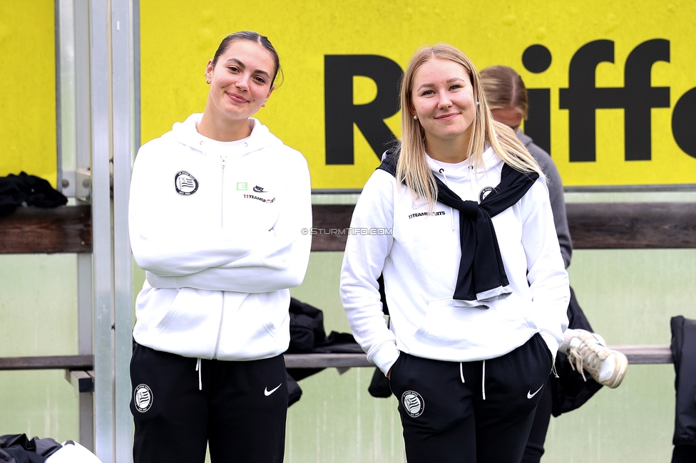 Sturm Damen - Neulengbach
OEFB Frauen Bundesliga, 7. Runde, SK Sturm Graz Damen - USV Neulengbach, Trainingszentrum Messendorf, 27.09.2025. 

Foto zeigt Marie Kohlbacher (Masseurin Sturm Damen) und Anna Wirnsberger (Sturm Damen)
