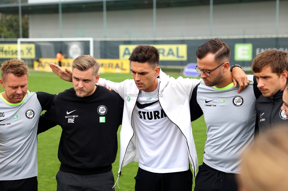 Sturm Damen - Neulengbach
OEFB Frauen Bundesliga, 7. Runde, SK Sturm Graz Damen - USV Neulengbach, Trainingszentrum Messendorf, 27.09.2025. 

Foto zeigt Daniel Gutschi (Torwart-Trainer Sturm Damen), Michael Erlitz (Sportdirektor Sturm Damen), Tode Djakovic (Cheftrainer Sturm Damen), Jakob Gschwandner (Assistenztrainer Sturm Damen) und Matthias Krienzer (Physiotherapeut Sturm Graz)
