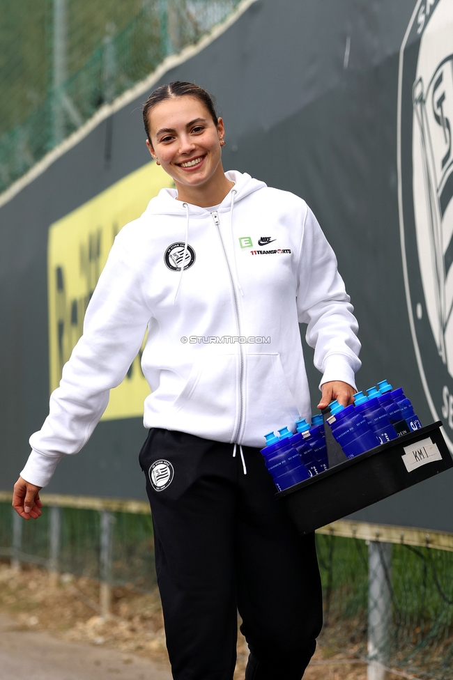 Sturm Damen - Neulengbach
OEFB Frauen Bundesliga, 7. Runde, SK Sturm Graz Damen - USV Neulengbach, Trainingszentrum Messendorf, 27.09.2025. 

Foto zeigt Marie Kohlbacher (Masseurin Sturm Damen)
