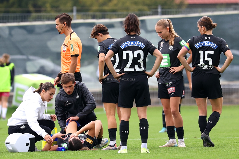 Sturm Damen - Neulengbach
OEFB Frauen Bundesliga, 7. Runde, SK Sturm Graz Damen - USV Neulengbach, Trainingszentrum Messendorf, 27.09.2025. 

Foto zeigt Marie Kohlbacher (Masseurin Sturm Damen), Matthias Krienzer (Physiotherapeut Sturm Graz) und Marie Spiess (Sturm Damen)
