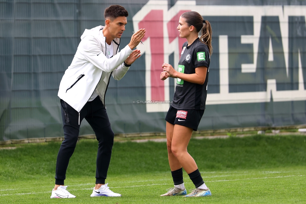 Sturm Damen - Neulengbach
OEFB Frauen Bundesliga, 7. Runde, SK Sturm Graz Damen - USV Neulengbach, Trainingszentrum Messendorf, 27.09.2025. 

Foto zeigt Tode Djakovic (Cheftrainer Sturm Damen) und Marie Spiess (Sturm Damen)
