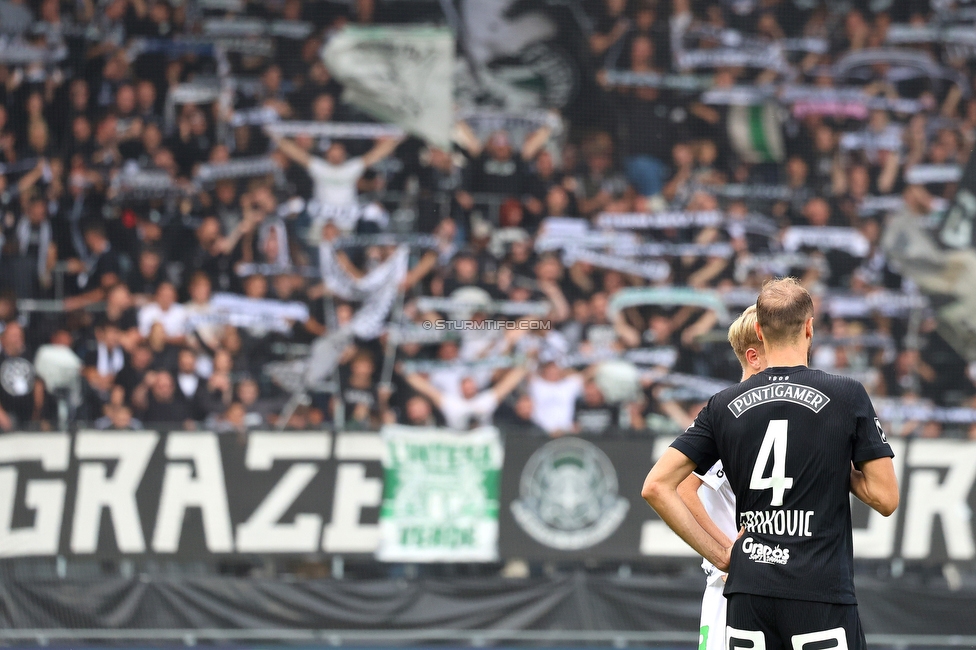Sturm Graz - Hartberg
Oesterreichische Fussball Bundesliga,8. Runde, SK Sturm Graz - TSV Hartberg, Stadion Liebenau Graz, 28.09.2025. 

Foto zeigt Jon Gorenc-Stankovic (Sturm) und Fans von Sturm
Schlüsselwörter: schals sturmflut