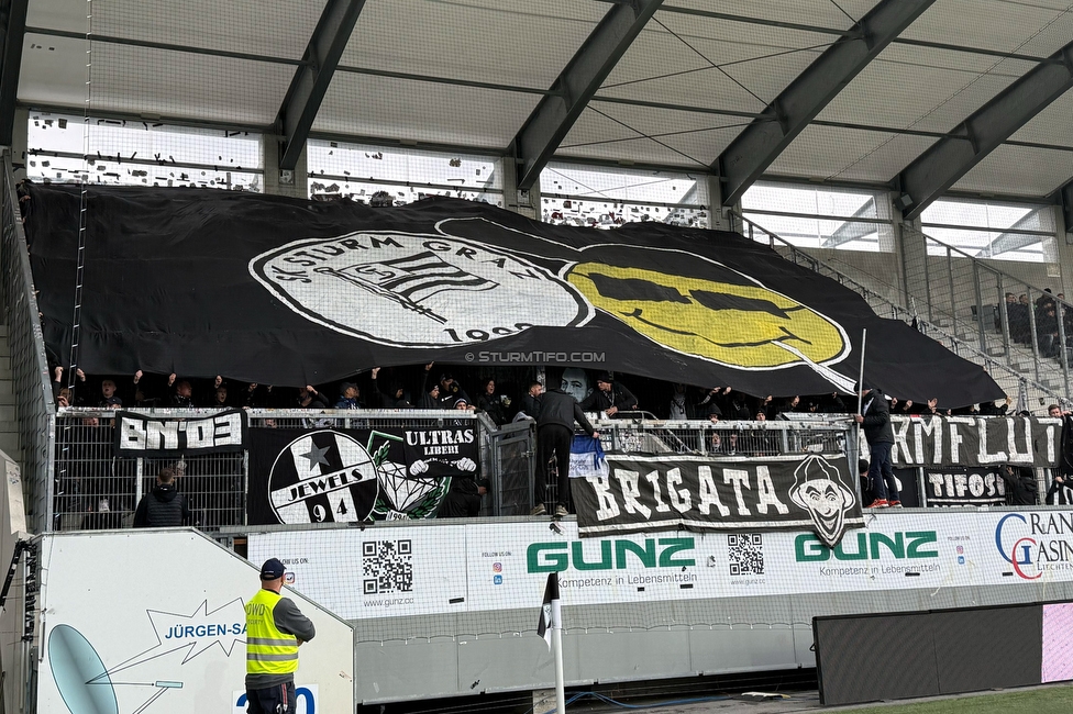 Altach - Sturm Graz
Oesterreichische Fussball Bundesliga, 9. Runde, SC Rheindorf Altach - SK Sturm Graz, Stadion Schnabelholz Altach, 05.10.2025. 

Foto zeigt Fans von Sturm mit einer Choreografie
