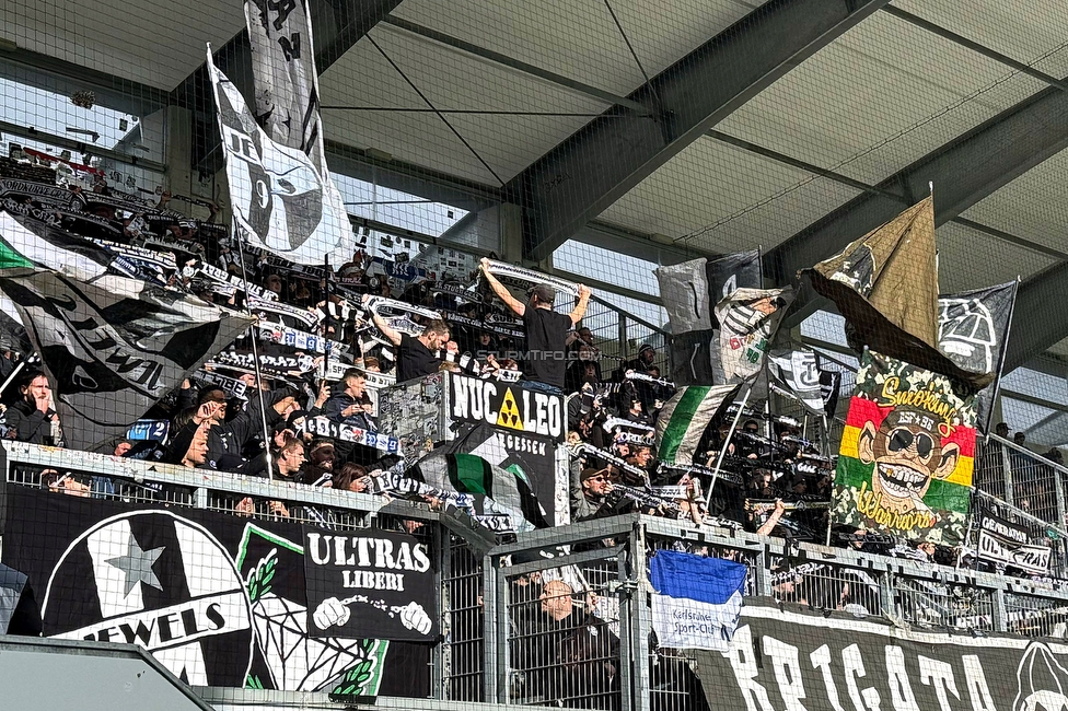 Altach - Sturm Graz
Oesterreichische Fussball Bundesliga, 9. Runde, SC Rheindorf Altach - SK Sturm Graz, Stadion Schnabelholz Altach, 05.10.2025. 

Foto zeigt Fans von Sturm
