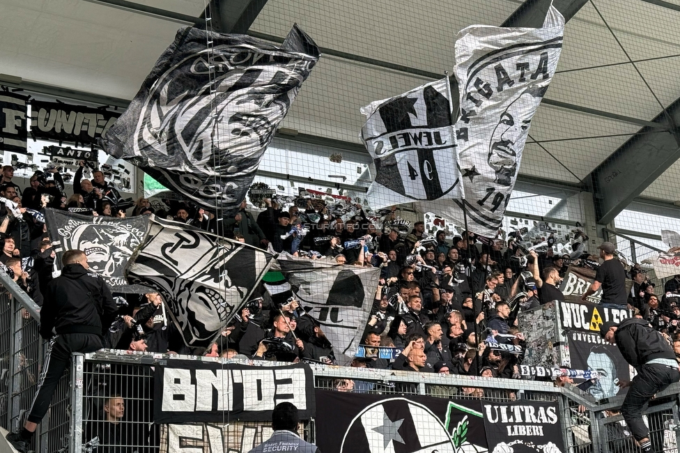 Altach - Sturm Graz
Oesterreichische Fussball Bundesliga, 9. Runde, SC Rheindorf Altach - SK Sturm Graz, Stadion Schnabelholz Altach, 05.10.2025. 

Foto zeigt Fans von Sturm
