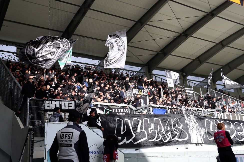Altach - Sturm Graz
Oesterreichische Fussball Bundesliga, 9. Runde, SC Rheindorf Altach - SK Sturm Graz, Stadion Schnabelholz Altach, 05.10.2025. 

Foto zeigt Fans von Sturm und die Mannschaft von Sturm
