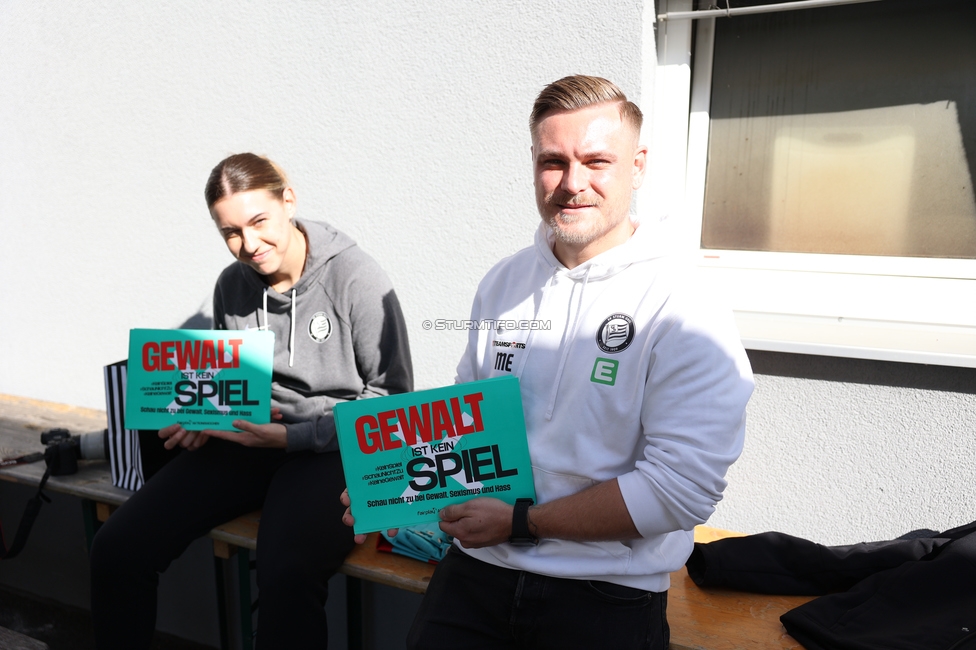 Sturm Damen - Altach
OEFB Frauen Bundesliga, 9. Runde, SK Sturm Graz Damen - SCR Altach, Trainingszentrum Messendorf, 12.10.2025. 

Foto zeigt Laura Krumboeck (Sturm Damen) und Michael Erlitz (Sportdirektor Sturm Damen)

