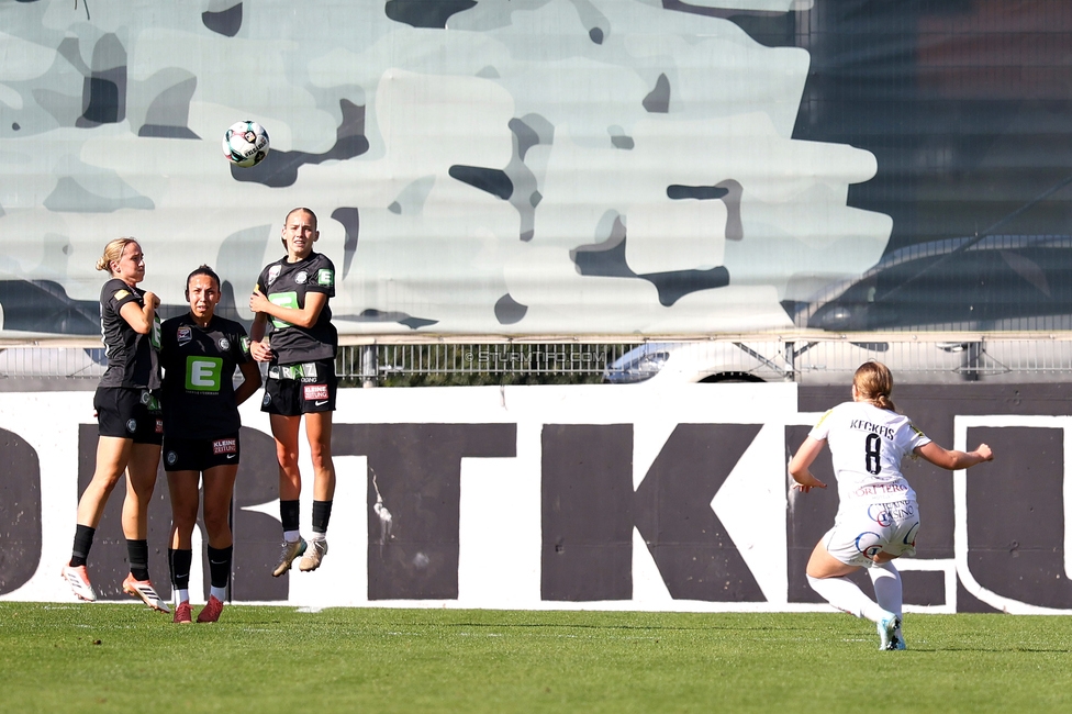 Sturm Damen - Altach
OEFB Frauen Bundesliga, 9. Runde, SK Sturm Graz Damen - SCR Altach, Trainingszentrum Messendorf, 12.10.2025. 

Foto zeigt Elisabeth Brandl (Sturm Damen), Ruzika Krajinovic (Sturm Damen) und Lena Breznik (Sturm Damen)
