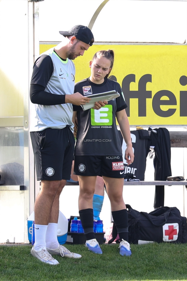 Sturm Damen - Altach
OEFB Frauen Bundesliga, 9. Runde, SK Sturm Graz Damen - SCR Altach, Trainingszentrum Messendorf, 12.10.2025. 

Foto zeigt Jakob Gschwandner (Assistenztrainer Sturm Damen) und Julia Keutz (Sturm Damen)
