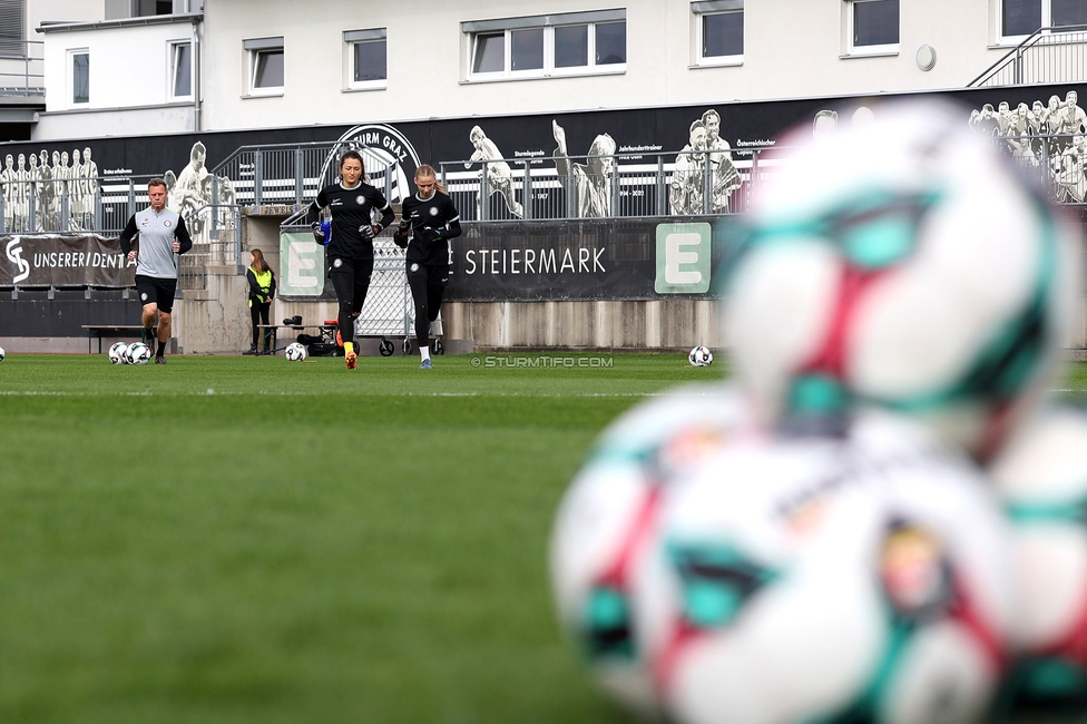 Sturm Damen - LASK
OEFB Frauen Bundesliga, 10. Runde, SK Sturm Graz Damen - LASK, Trainingszentrum Messendorf, 18.10.2025. 

Foto zeigt Daniel Gutschi (Torwart-Trainer Sturm Damen), Vanessa Gritzner (Sturm Damen) und Mia Richter (Sturm Damen)
