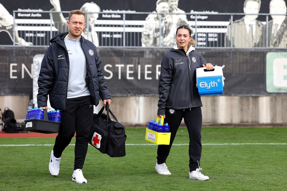Sturm Damen - LASK
OEFB Frauen Bundesliga, 10. Runde, SK Sturm Graz Damen - LASK, Trainingszentrum Messendorf, 18.10.2025. 

Foto zeigt Sebastian Rosmanith (Physiotherapeut Sturm Graz) und Marie Kohlbacher (Masseurin Sturm Damen)
