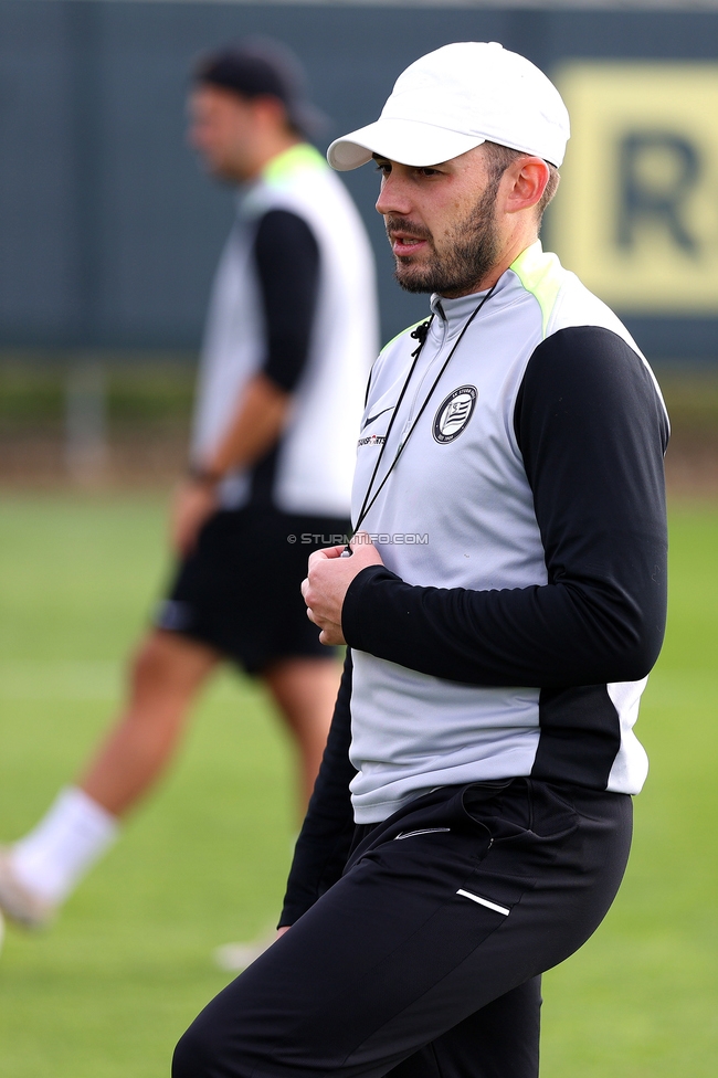Sturm Damen - LASK
OEFB Frauen Bundesliga, 10. Runde, SK Sturm Graz Damen - LASK, Trainingszentrum Messendorf, 18.10.2025. 

Foto zeigt Mato Vrdoljak (Co-Trainer Sturm Damen)
