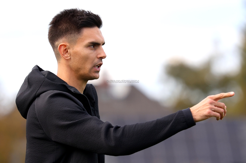 Sturm Damen - LASK
OEFB Frauen Bundesliga, 10. Runde, SK Sturm Graz Damen - LASK, Trainingszentrum Messendorf, 18.10.2025. 

Foto zeigt Tode Djakovic (Cheftrainer Sturm Damen)
