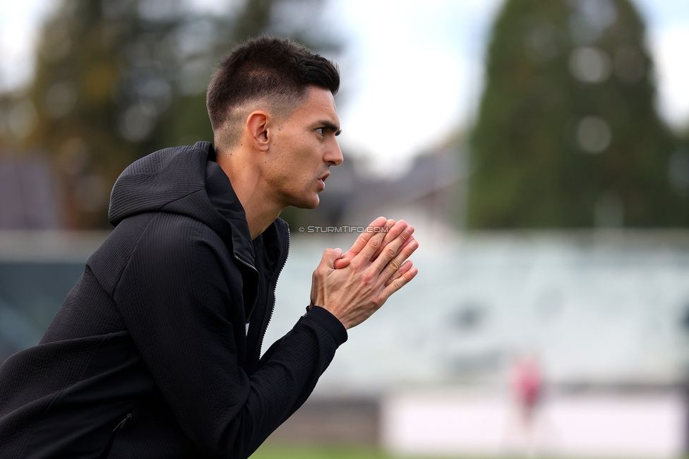 Sturm Damen - LASK
OEFB Frauen Bundesliga, 10. Runde, SK Sturm Graz Damen - LASK, Trainingszentrum Messendorf, 18.10.2025. 

Foto zeigt Tode Djakovic (Cheftrainer Sturm Damen)
