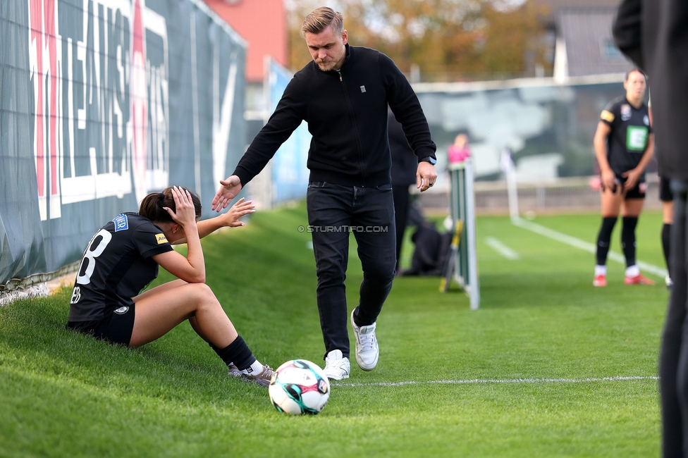 Sturm Damen - LASK
OEFB Frauen Bundesliga, 10. Runde, SK Sturm Graz Damen - LASK, Trainingszentrum Messendorf, 18.10.2025. 

Foto zeigt Marie Spiess (Sturm Damen) und Michael Erlitz (Sportdirektor Sturm Damen)
