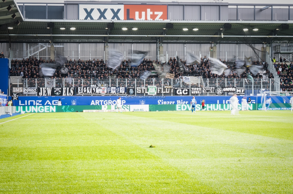 BW Linz - Sturm Graz
Oesterreichische Fussball Bundesliga, 10 Runde, FC Blau-Weiss Linz - SK Sturm Graz, Donauparkstadion Linz, 19.10.2025. 

Foto zeigt Fans von Sturm
