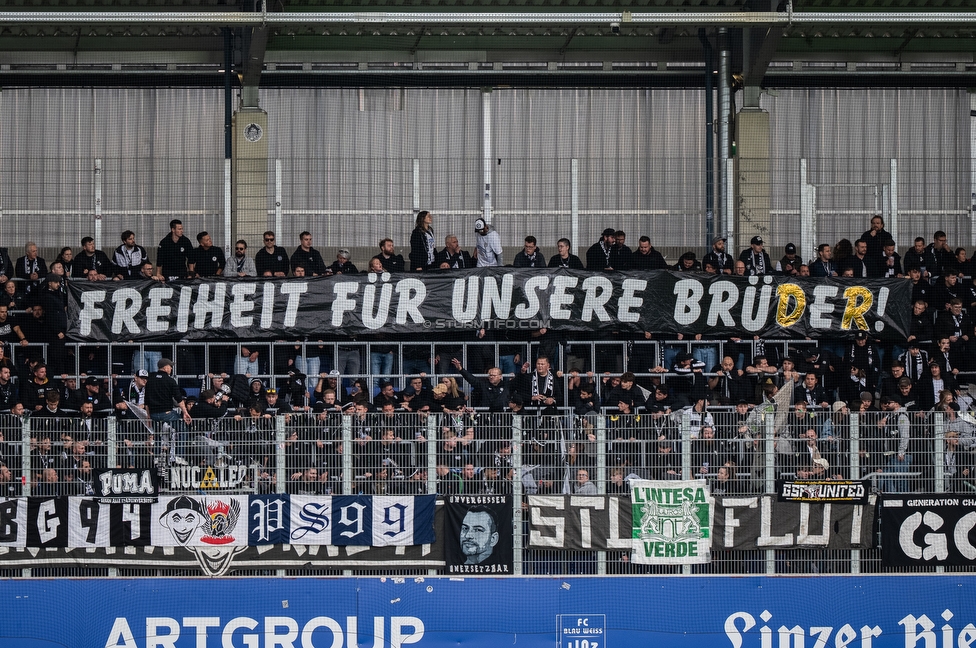 BW Linz - Sturm Graz
Oesterreichische Fussball Bundesliga, 10 Runde, FC Blau-Weiss Linz - SK Sturm Graz, Donauparkstadion Linz, 19.10.2025. 

Foto zeigt Fans von Sturm mit einem Spruchband
Schlüsselwörter: repression