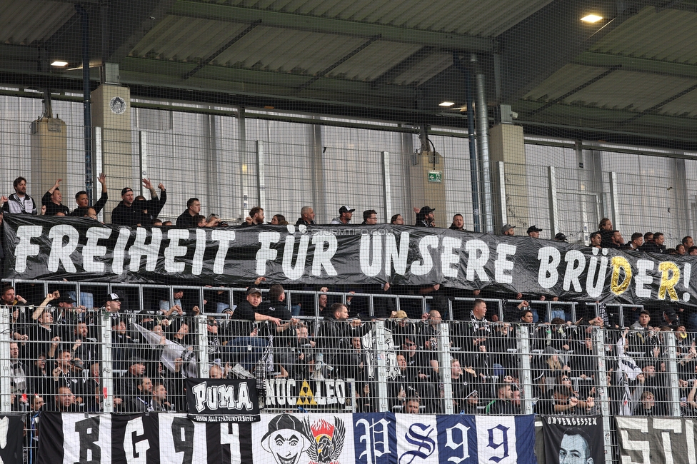 BW Linz - Sturm Graz
Oesterreichische Fussball Bundesliga, 10 Runde, FC Blau-Weiss Linz - SK Sturm Graz, Donauparkstadion Linz, 19.10.2025. 

Foto zeigt Fans von Sturm mit einem Spruchband
Schlüsselwörter: repression