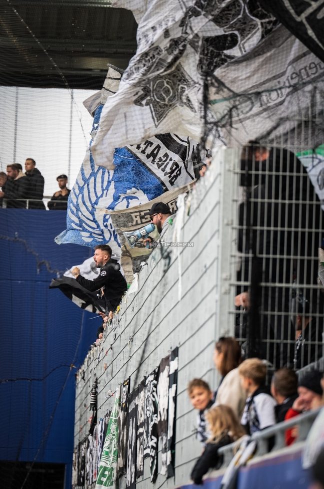 BW Linz - Sturm Graz
Oesterreichische Fussball Bundesliga, 10 Runde, FC Blau-Weiss Linz - SK Sturm Graz, Donauparkstadion Linz, 19.10.2025. 

Foto zeigt Fans von Sturm
