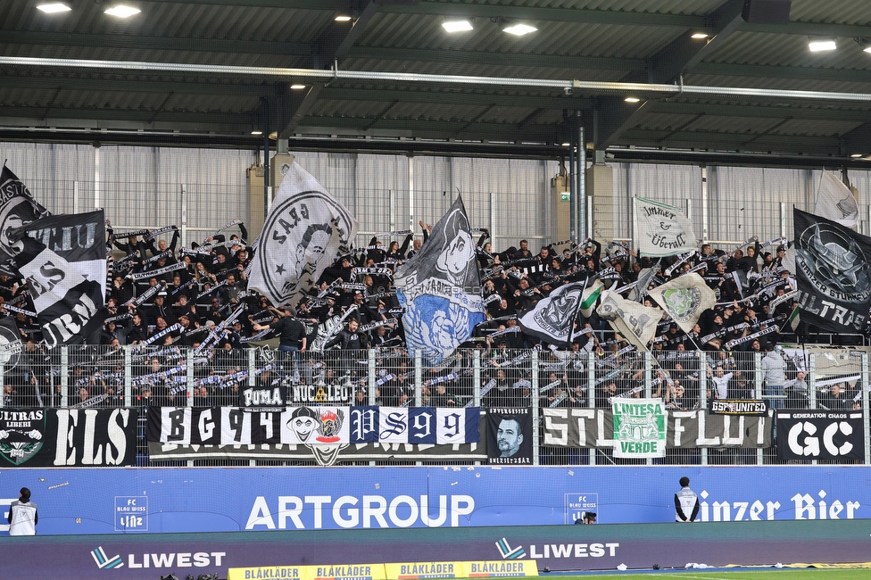 BW Linz - Sturm Graz
Oesterreichische Fussball Bundesliga, 10 Runde, FC Blau-Weiss Linz - SK Sturm Graz, Donauparkstadion Linz, 19.10.2025. 

Foto zeigt Fans von Sturm
Schlüsselwörter: schals