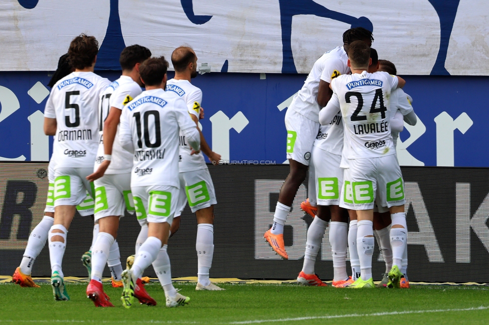 BW Linz - Sturm Graz
Oesterreichische Fussball Bundesliga, 10 Runde, FC Blau-Weiss Linz - SK Sturm Graz, Donauparkstadion Linz, 19.10.2025. 

Foto zeigt Tochi Phil Chukwuani (Sturm) und die Mannschaft von Sturm
Schlüsselwörter: torjubel