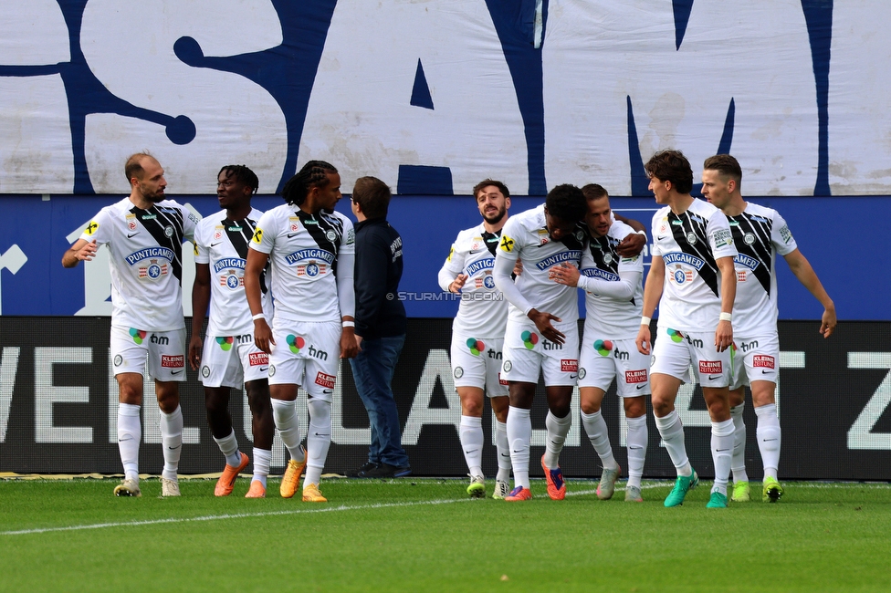 BW Linz - Sturm Graz
Oesterreichische Fussball Bundesliga, 10 Runde, FC Blau-Weiss Linz - SK Sturm Graz, Donauparkstadion Linz, 19.10.2025. 

Foto zeigt Tochi Phil Chukwuani (Sturm) und die Mannschaft von Sturm
Schlüsselwörter: torjubel
