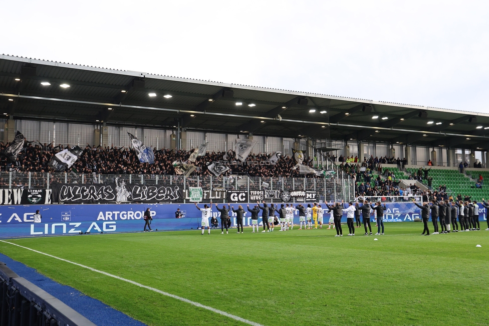 BW Linz - Sturm Graz
Oesterreichische Fussball Bundesliga, 10 Runde, FC Blau-Weiss Linz - SK Sturm Graz, Donauparkstadion Linz, 19.10.2025. 

Foto zeigt die Mannschaft von Sturm und Fans von Sturm
