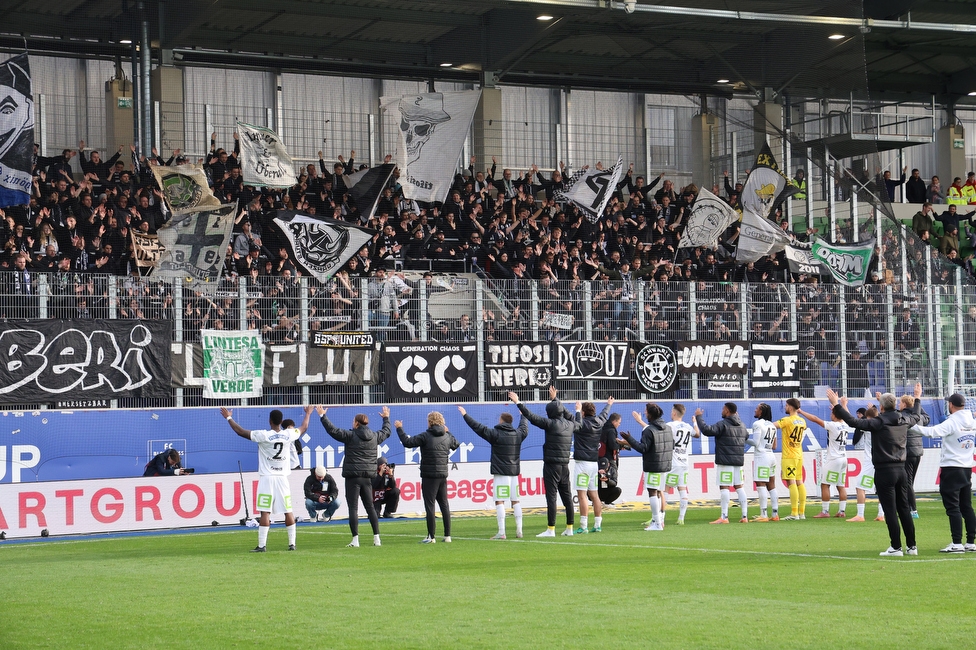 BW Linz - Sturm Graz
Oesterreichische Fussball Bundesliga, 10 Runde, FC Blau-Weiss Linz - SK Sturm Graz, Donauparkstadion Linz, 19.10.2025. 

Foto zeigt die Mannschaft von Sturm und Fans von Sturm
