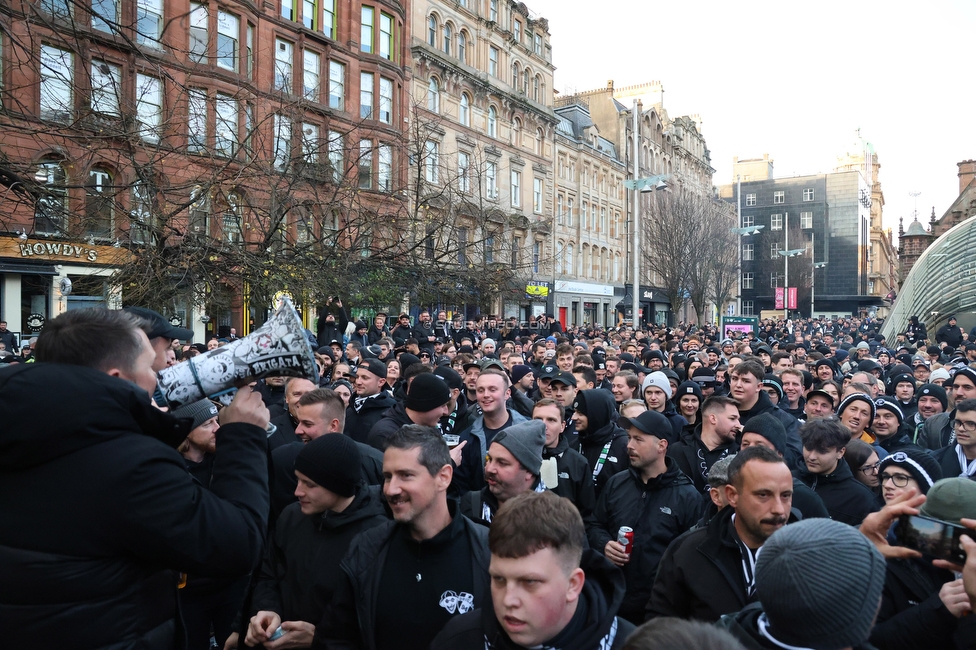 Celtic Glasgow - Sturm Graz
UEFA Europa League Gruppenphase 3. Spieltag, Celtic Glasgow - SK Sturm Graz, Celtic Park Glasgow, 23.10.2025. 

Foto zeigt Fans von Sturm beim Corteo

