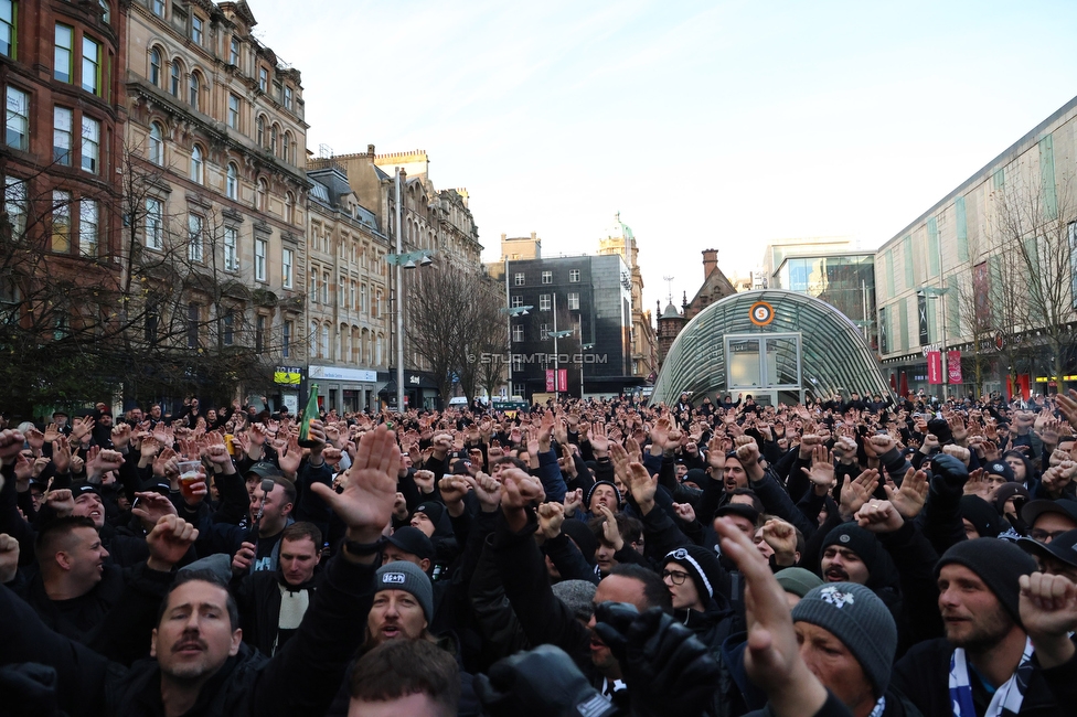 Celtic Glasgow - Sturm Graz
UEFA Europa League Gruppenphase 3. Spieltag, Celtic Glasgow - SK Sturm Graz, Celtic Park Glasgow, 23.10.2025. 

Foto zeigt Fans von Sturm beim Corteo
