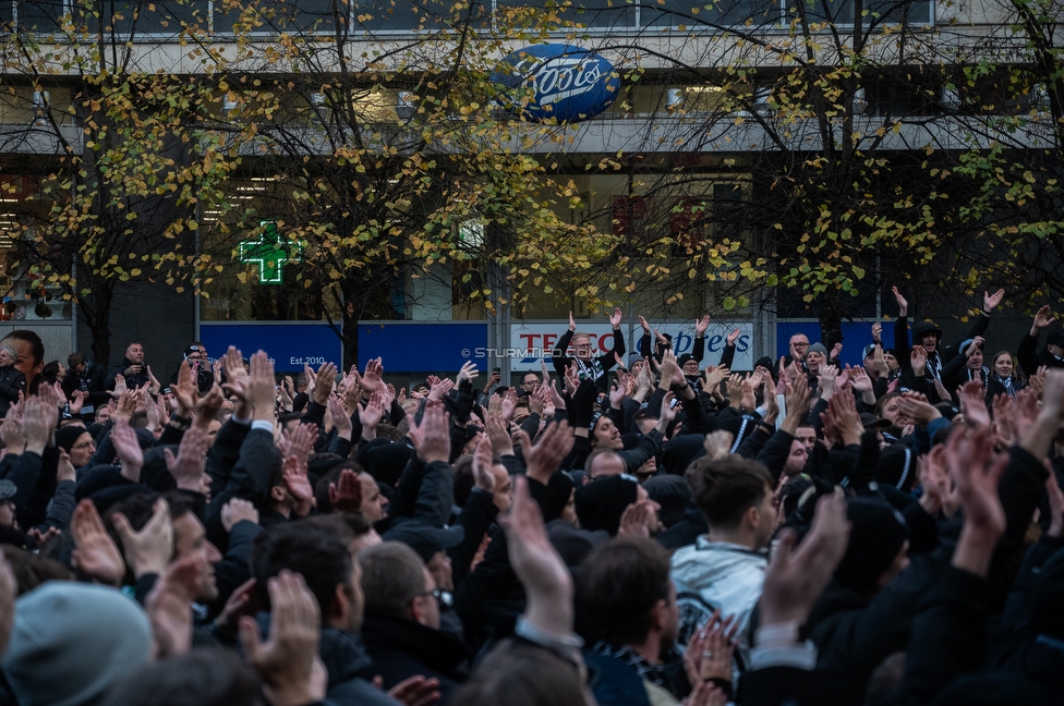 Celtic Glasgow - Sturm Graz
UEFA Europa League Gruppenphase 3. Spieltag, Celtic Glasgow - SK Sturm Graz, Celtic Park Glasgow, 23.10.2025. 

Foto zeigt Fans von Sturm beim Corteo
