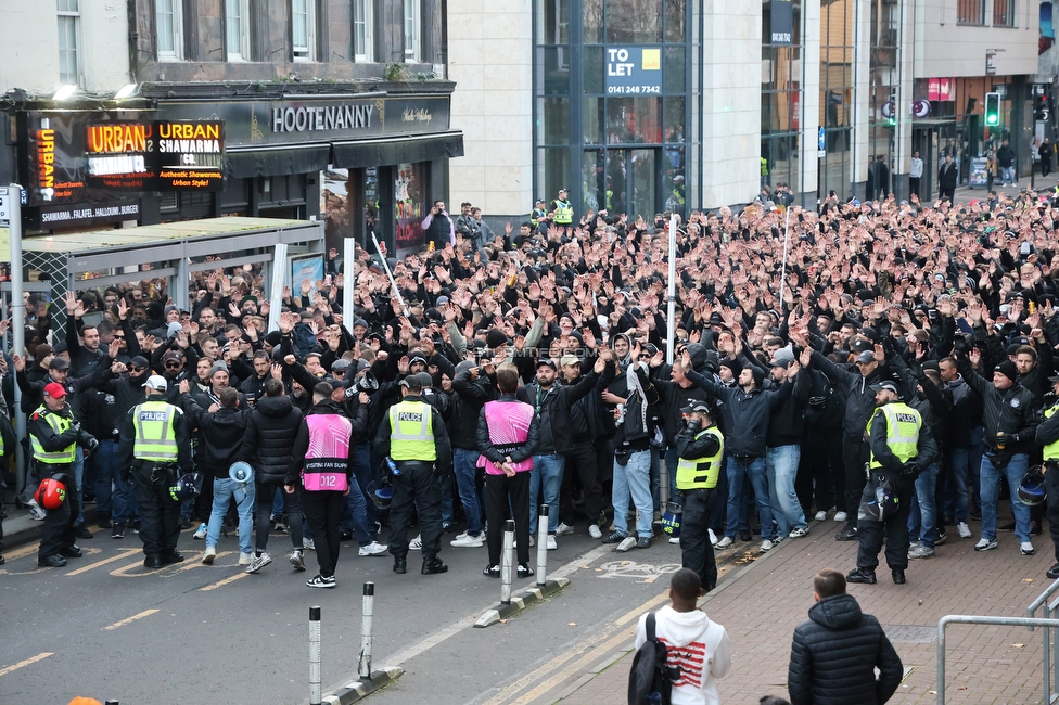 Celtic Glasgow - Sturm Graz
UEFA Europa League Gruppenphase 3. Spieltag, Celtic Glasgow - SK Sturm Graz, Celtic Park Glasgow, 23.10.2025. 

Foto zeigt Fans von Sturm beim Corteo
