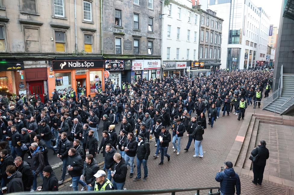 Celtic Glasgow - Sturm Graz
UEFA Europa League Gruppenphase 3. Spieltag, Celtic Glasgow - SK Sturm Graz, Celtic Park Glasgow, 23.10.2025. 

Foto zeigt Fans von Sturm beim Corteo
