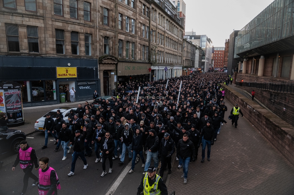 Celtic Glasgow - Sturm Graz
UEFA Europa League Gruppenphase 3. Spieltag, Celtic Glasgow - SK Sturm Graz, Celtic Park Glasgow, 23.10.2025. 

Foto zeigt Fans von Sturm beim Corteo
