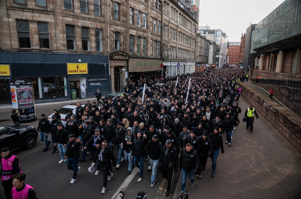 Celtic Glasgow - Sturm Graz
UEFA Europa League Gruppenphase 3. Spieltag, Celtic Glasgow - SK Sturm Graz, Celtic Park Glasgow, 23.10.2025. 

Foto zeigt Fans von Sturm beim Corteo
