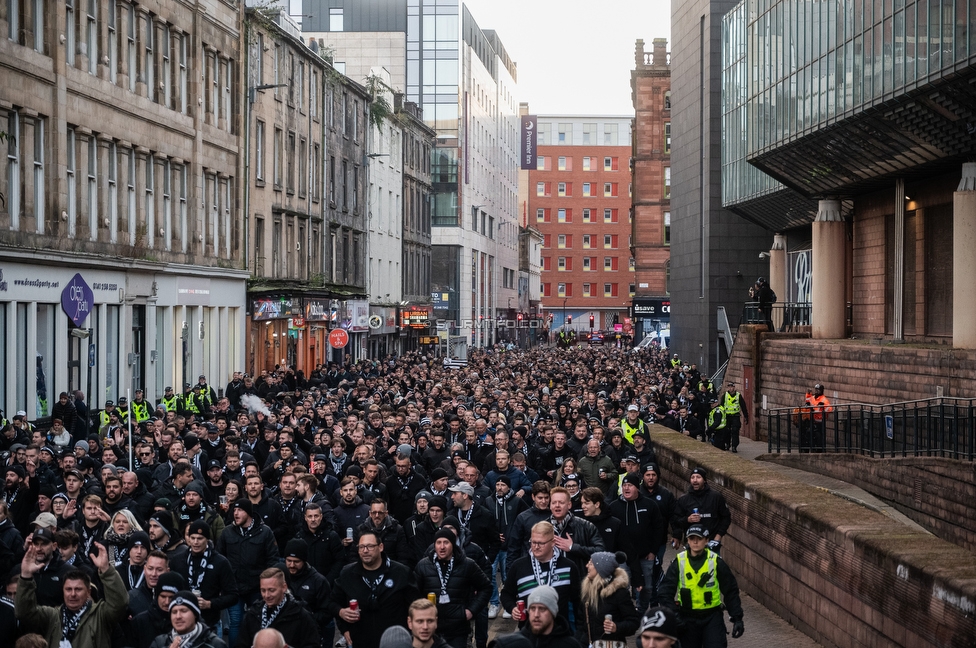Celtic Glasgow - Sturm Graz
UEFA Europa League Gruppenphase 3. Spieltag, Celtic Glasgow - SK Sturm Graz, Celtic Park Glasgow, 23.10.2025. 

Foto zeigt Fans von Sturm beim Corteo
