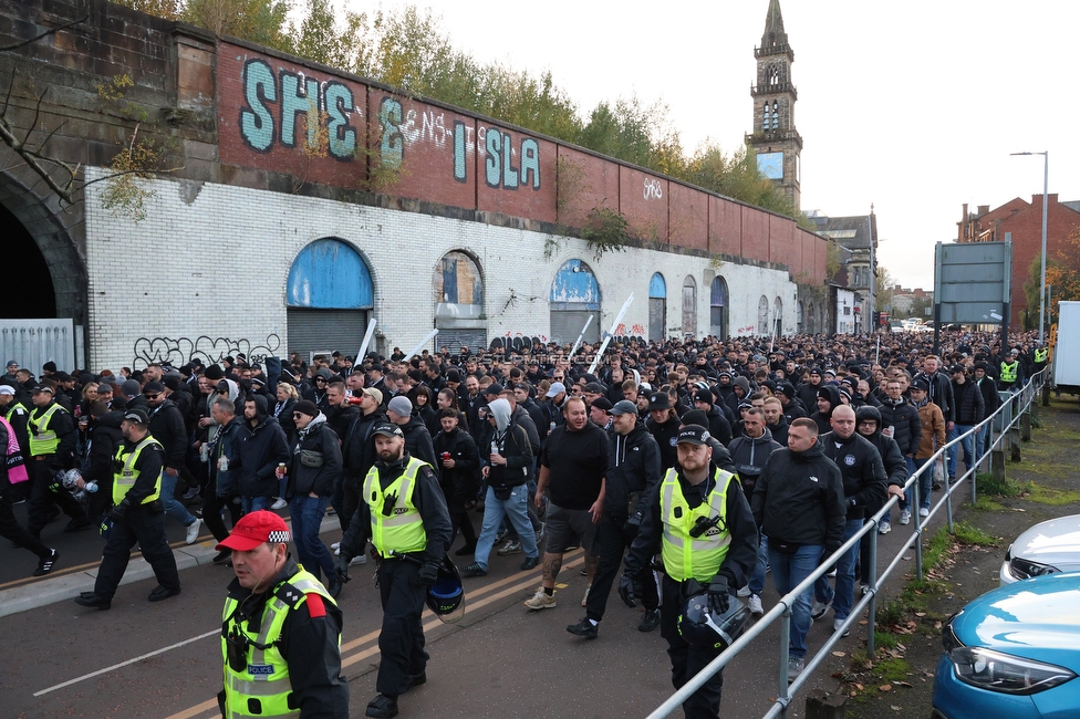 Celtic Glasgow - Sturm Graz
UEFA Europa League Gruppenphase 3. Spieltag, Celtic Glasgow - SK Sturm Graz, Celtic Park Glasgow, 23.10.2025. 

Foto zeigt Fans von Sturm beim Corteo
