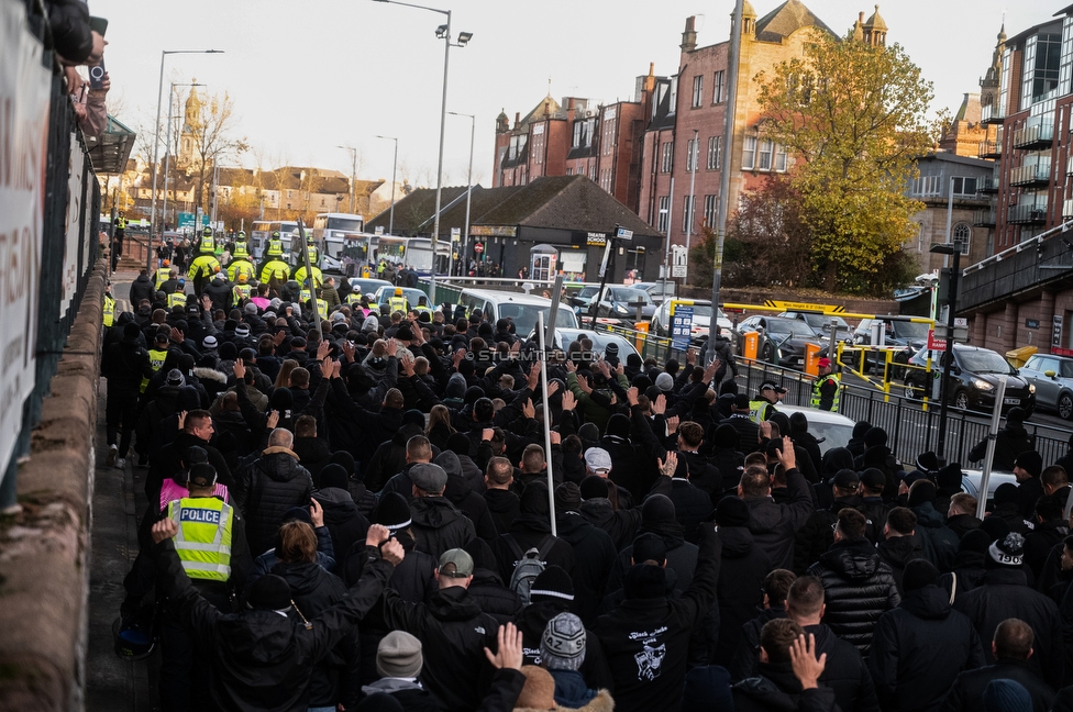 Celtic Glasgow - Sturm Graz
UEFA Europa League Gruppenphase 3. Spieltag, Celtic Glasgow - SK Sturm Graz, Celtic Park Glasgow, 23.10.2025. 

Foto zeigt Fans von Sturm beim Corteo
