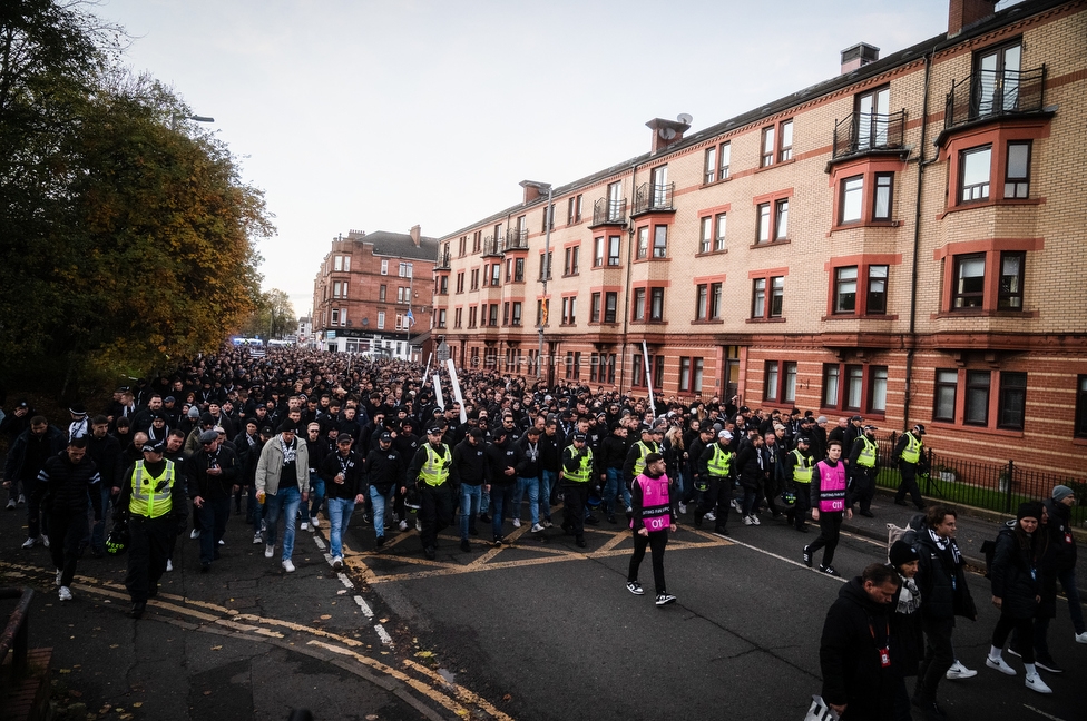 Celtic Glasgow - Sturm Graz
UEFA Europa League Gruppenphase 3. Spieltag, Celtic Glasgow - SK Sturm Graz, Celtic Park Glasgow, 23.10.2025. 

Foto zeigt Fans von Sturm beim Corteo
