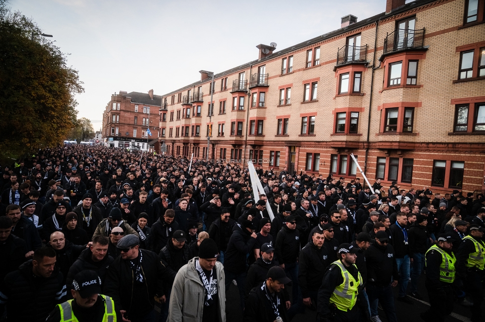 Celtic Glasgow - Sturm Graz
UEFA Europa League Gruppenphase 3. Spieltag, Celtic Glasgow - SK Sturm Graz, Celtic Park Glasgow, 23.10.2025. 

Foto zeigt Fans von Sturm beim Corteo
