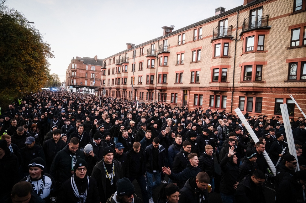 Celtic Glasgow - Sturm Graz
UEFA Europa League Gruppenphase 3. Spieltag, Celtic Glasgow - SK Sturm Graz, Celtic Park Glasgow, 23.10.2025. 

Foto zeigt Fans von Sturm beim Corteo
