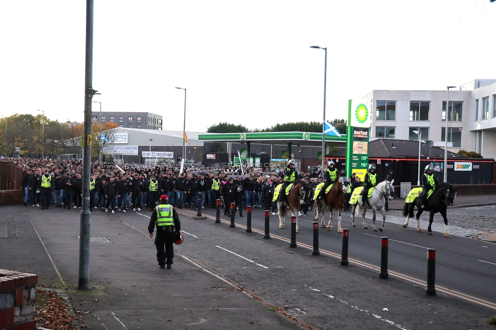 Celtic Glasgow - Sturm Graz
UEFA Europa League Gruppenphase 3. Spieltag, Celtic Glasgow - SK Sturm Graz, Celtic Park Glasgow, 23.10.2025. 

Foto zeigt Fans von Sturm beim Corteo

