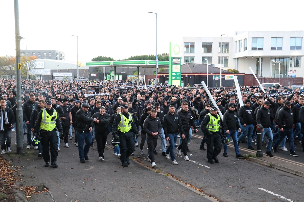 Celtic Glasgow - Sturm Graz
UEFA Europa League Gruppenphase 3. Spieltag, Celtic Glasgow - SK Sturm Graz, Celtic Park Glasgow, 23.10.2025. 

Foto zeigt Fans von Sturm beim Corteo

