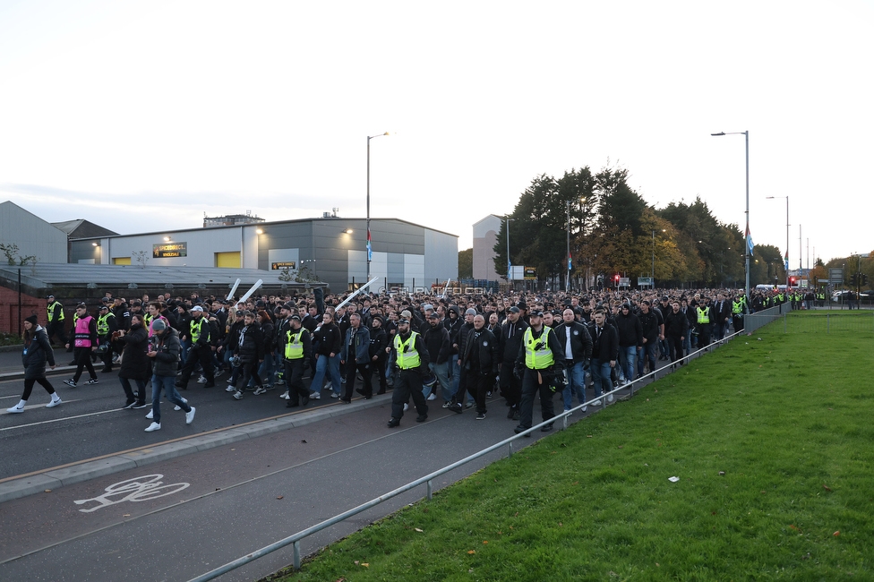 Celtic Glasgow - Sturm Graz
UEFA Europa League Gruppenphase 3. Spieltag, Celtic Glasgow - SK Sturm Graz, Celtic Park Glasgow, 23.10.2025. 

Foto zeigt Fans von Sturm beim Corteo
