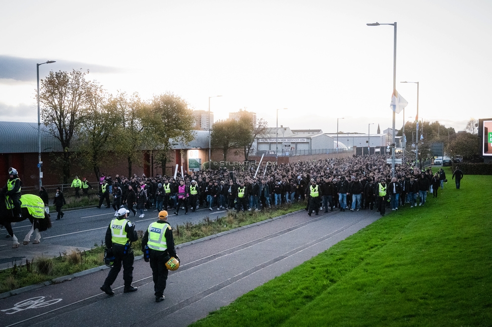 Celtic Glasgow - Sturm Graz
UEFA Europa League Gruppenphase 3. Spieltag, Celtic Glasgow - SK Sturm Graz, Celtic Park Glasgow, 23.10.2025. 

Foto zeigt Fans von Sturm beim Corteo
