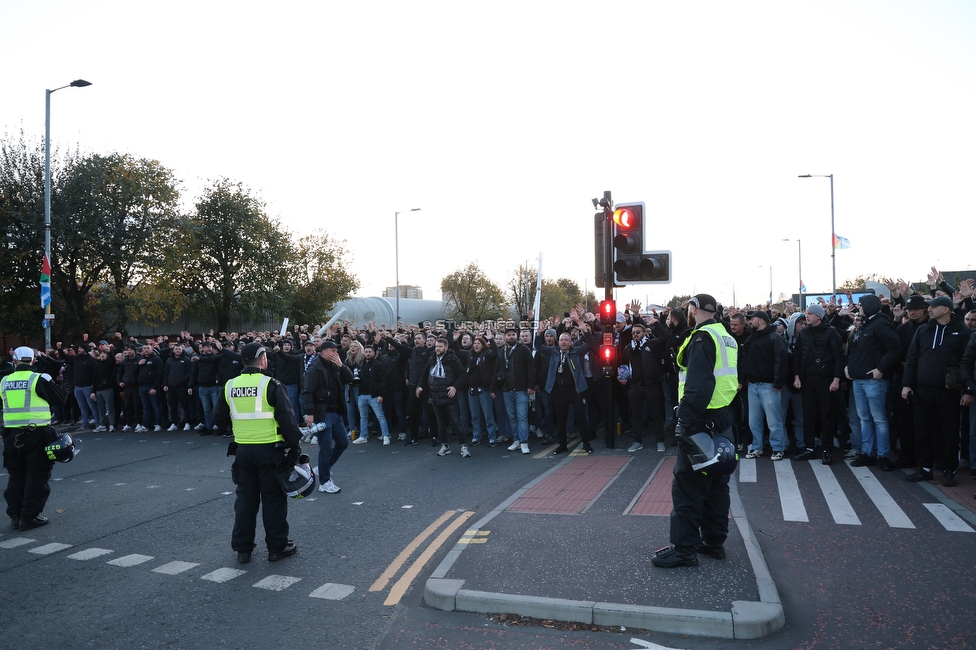 Celtic Glasgow - Sturm Graz
UEFA Europa League Gruppenphase 3. Spieltag, Celtic Glasgow - SK Sturm Graz, Celtic Park Glasgow, 23.10.2025. 

Foto zeigt Fans von Sturm beim Corteo

