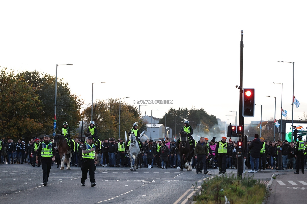 Celtic Glasgow - Sturm Graz
UEFA Europa League Gruppenphase 3. Spieltag, Celtic Glasgow - SK Sturm Graz, Celtic Park Glasgow, 23.10.2025. 

Foto zeigt Fans von Sturm beim Corteo
